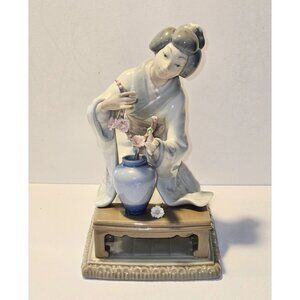 Lladro (REPAIRED STEM) Japanese Geisha Figurine Flower Arranger #4840 Porcelain